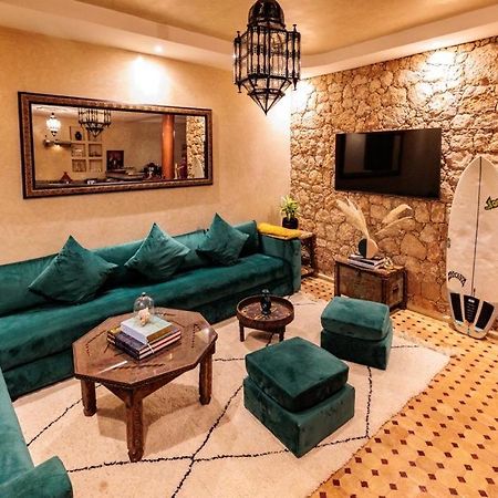 Cheerful 4-Bedroom Home In Мирлефт Екстериор снимка