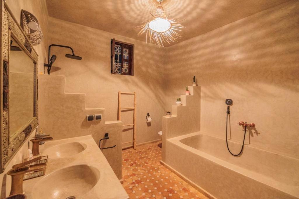 Cheerful 4-Bedroom Home In Мирлефт Екстериор снимка