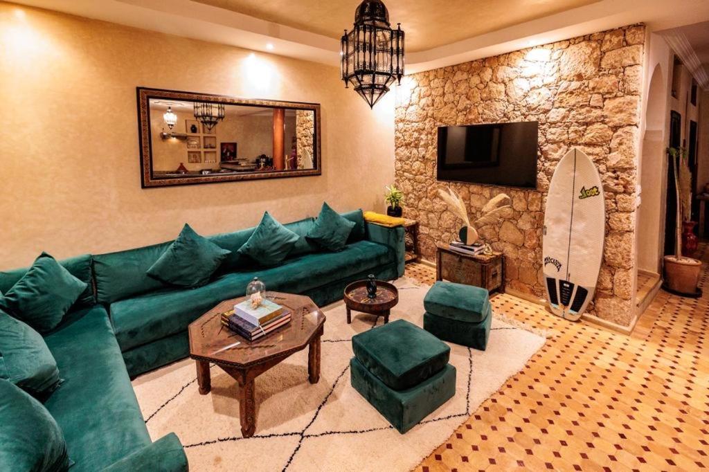 Cheerful 4-Bedroom Home In Мирлефт Екстериор снимка